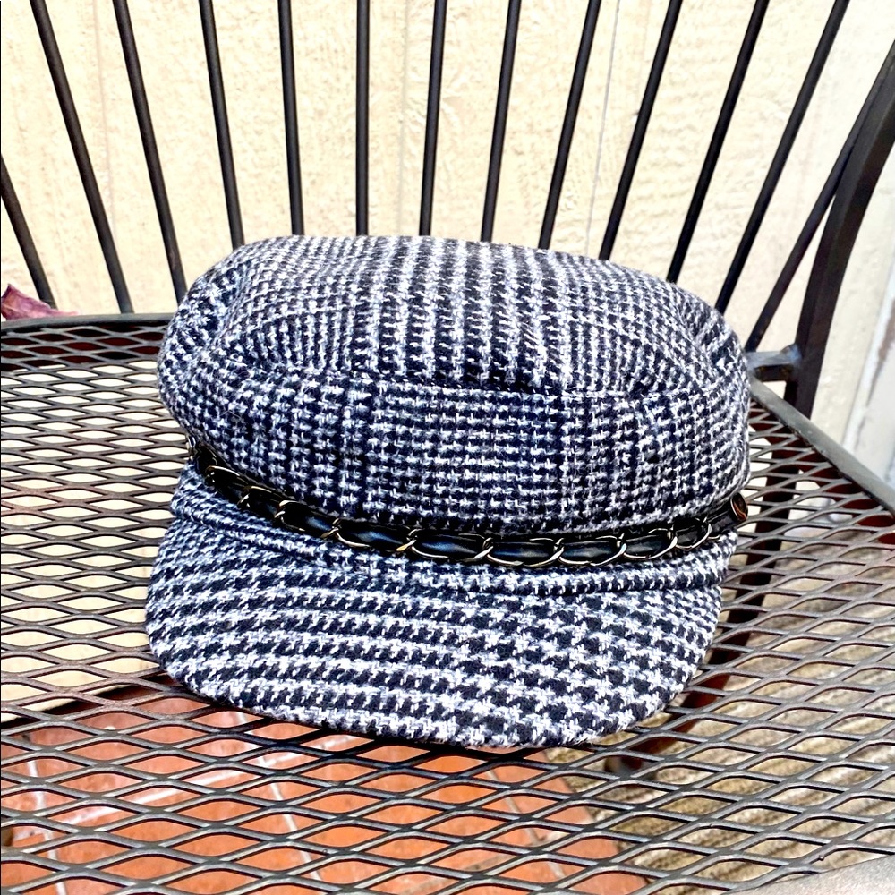 Black and white newsboy hat. Cute newsboy caps are back in fashion!